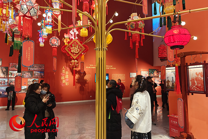 12月21日，觀眾正在參觀“過年——春節(jié)主題展”。人民網記者 韋衍行攝