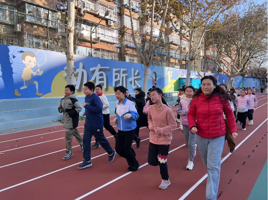 學(xué)生們?cè)诎嘀魅闻阃屡懿健Ｈ嗣窬W(wǎng) 白炅攝