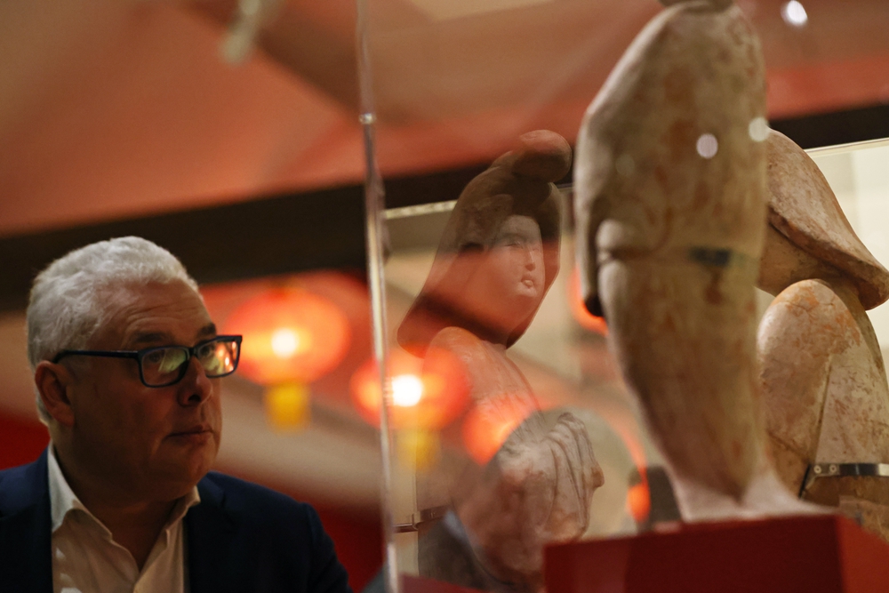 2024年11月18日，在位于法國巴黎的吉美國立亞洲藝術(shù)博物館，一名觀眾參觀“中國·唐——一個(gè)多元開放的朝代（7至10世紀(jì)）”展覽。新華社記者 高靜 攝