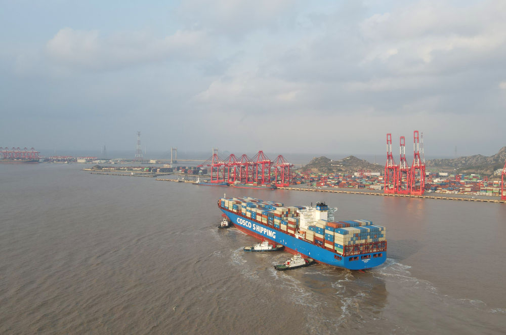 “新上?！陛喌诌_(dá)洋山港，這是自秘魯錢凱港開港后首個(gè)“錢凱—上海”正式航次（2024年12月18日攝，無人機(jī)照片）。新華社記者 方喆 攝