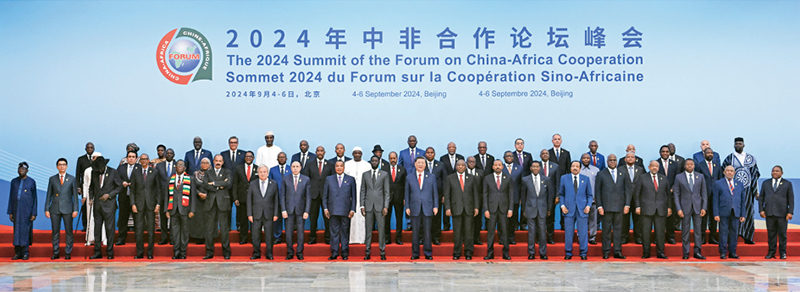 2024年9月5日上午，國(guó)家主席習(xí)近平在北京人民大會(huì)堂出席中非合作論壇北京峰會(huì)開(kāi)幕式并發(fā)表主旨講話。這是開(kāi)幕式前，習(xí)近平同出席峰會(huì)的外方領(lǐng)導(dǎo)人集體合影。 新華社記者 饒愛(ài)民/攝