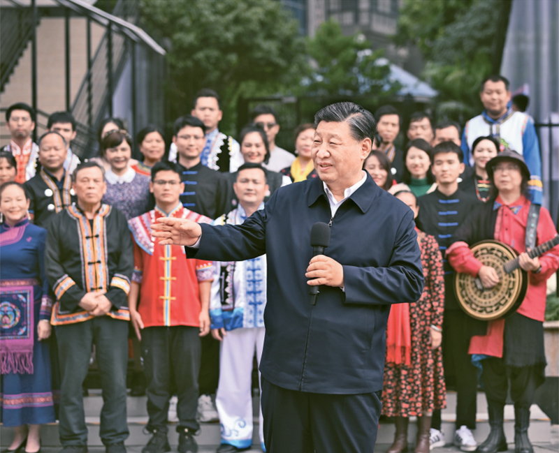 2023年12月14日至15日，中共中央總書(shū)記、國(guó)家主席、中央軍委主席習(xí)近平在廣西考察。這是14日上午，習(xí)近平在南寧市良慶區(qū)蟠龍社區(qū)考察時(shí)，同社區(qū)各族群眾親切交流。 新華社記者 燕雁/攝