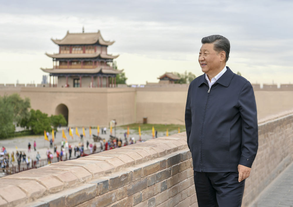 2019年8月20日上午，習(xí)近平總書記來到嘉峪關(guān)關(guān)城，登上城樓察看關(guān)城整體面貌，聽取河西走廊長城、關(guān)隘歷史文化情況介紹。新華社記者 謝環(huán)馳 攝