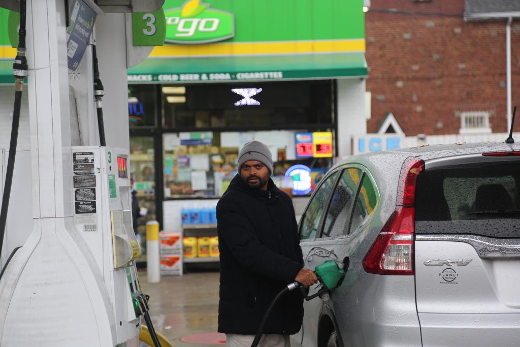 2024年12月11日，一名男子在美國紐約一處加油站加油。新華社記者劉亞南 攝