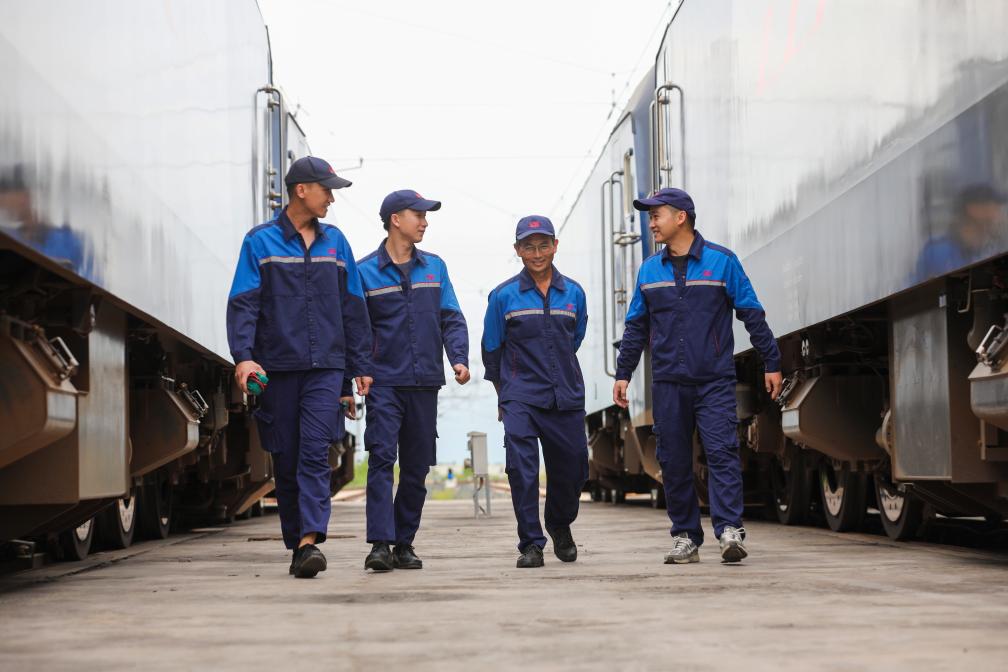 2024年9月9日，來(lái)自中國(guó)、老撾的師徒4人在中老鐵路萬(wàn)象運(yùn)營(yíng)管理中心的機(jī)車檢修庫(kù)內(nèi)。新華社發(fā)（楊永全攝）