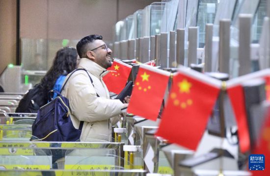 1月2日，國外旅客通過大興機場邊檢站入境。新華社記者 李欣 攝