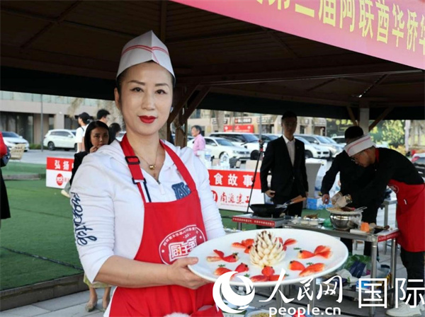 一名參賽選手展示冷盤“荷塘月色”。人民網(wǎng)記者 管克江攝