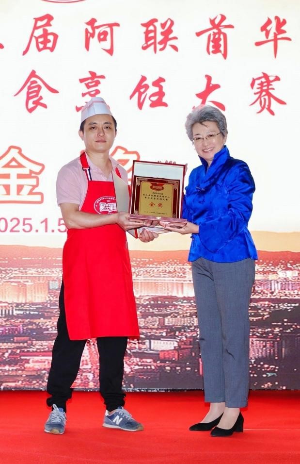 中國駐迪拜總領事歐渤芊（右）為金獎獲得者頒獎。主辦方供圖