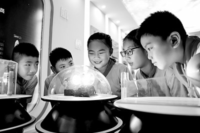 江西省南昌市青云客航天科創(chuàng)空間青少年科普館，孩子們在觀察光壓傳動試驗。鮑贛生攝/光明圖片