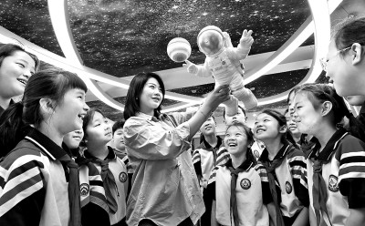 河北省邯鄲市邯山區(qū)實驗小學老師向學生們介紹航空航天知識。郝群英攝/光明圖片