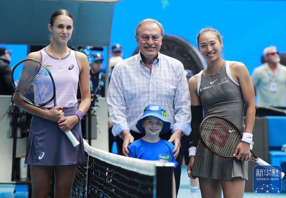 ↑鄭欽文（右）、托多尼（左）在比賽前與澳大利亞網(wǎng)球名將約翰·紐康姆合影。新華社記者 馬平 攝