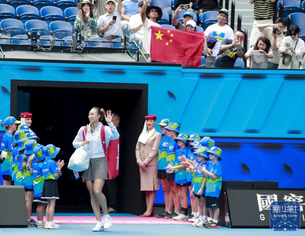 ↑鄭欽文在比賽前入場(chǎng)。新華社記者 馬平 攝