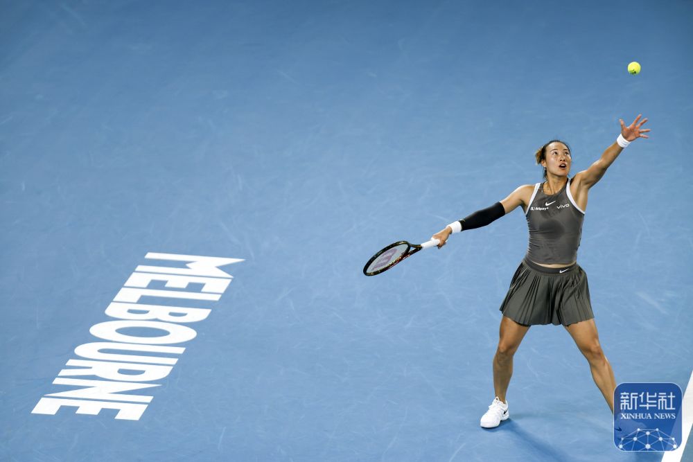 ↑鄭欽文在比賽中發(fā)球。新華社記者 馬平 攝