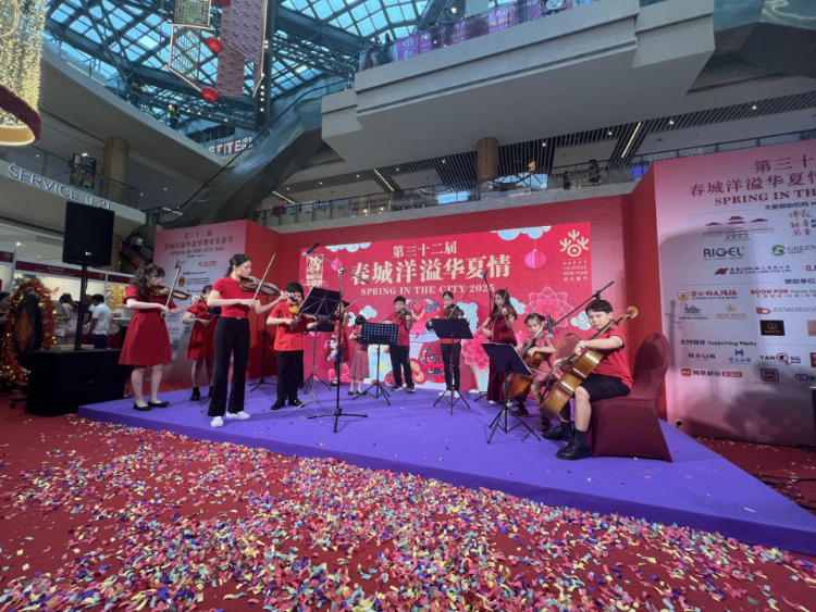 來(lái)自中國(guó)和新加坡的藝術(shù)團(tuán)體聯(lián)袂表演了歌舞、器樂(lè)、武術(shù)、雜技等多種形式的文藝節(jié)目?；顒?dòng)主辦方供圖