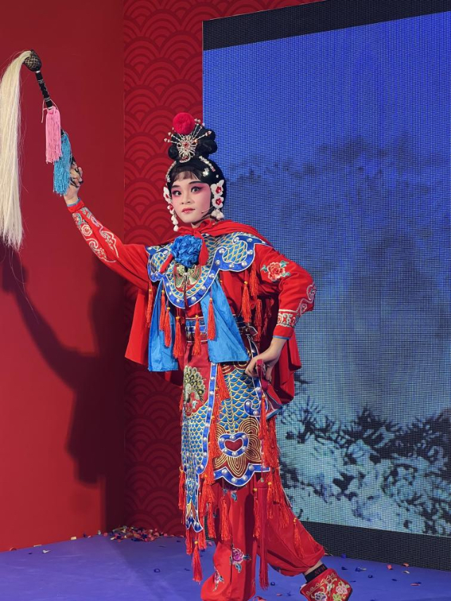 來(lái)自中國(guó)和新加坡的藝術(shù)團(tuán)體聯(lián)袂表演了歌舞、器樂(lè)、武術(shù)、雜技等多種形式的文藝節(jié)目。活動(dòng)主辦方供圖