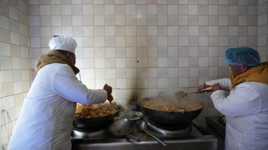 1月14日，服務隊的兩名廚師正在為村民們做午飯。新華社記者 邱星翔 攝