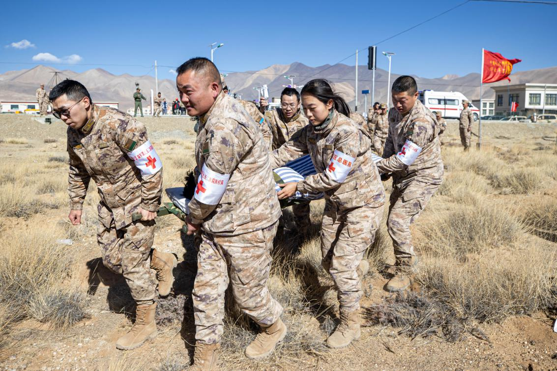1月9日，日喀則定日縣長所鄉(xiāng)，西藏軍區(qū)總醫(yī)院醫(yī)療隊隊員將受傷村民用擔架從救護車準備抬上直升機，轉運至拉薩的西藏軍區(qū)總醫(yī)院救治。人民日報記者張武軍攝