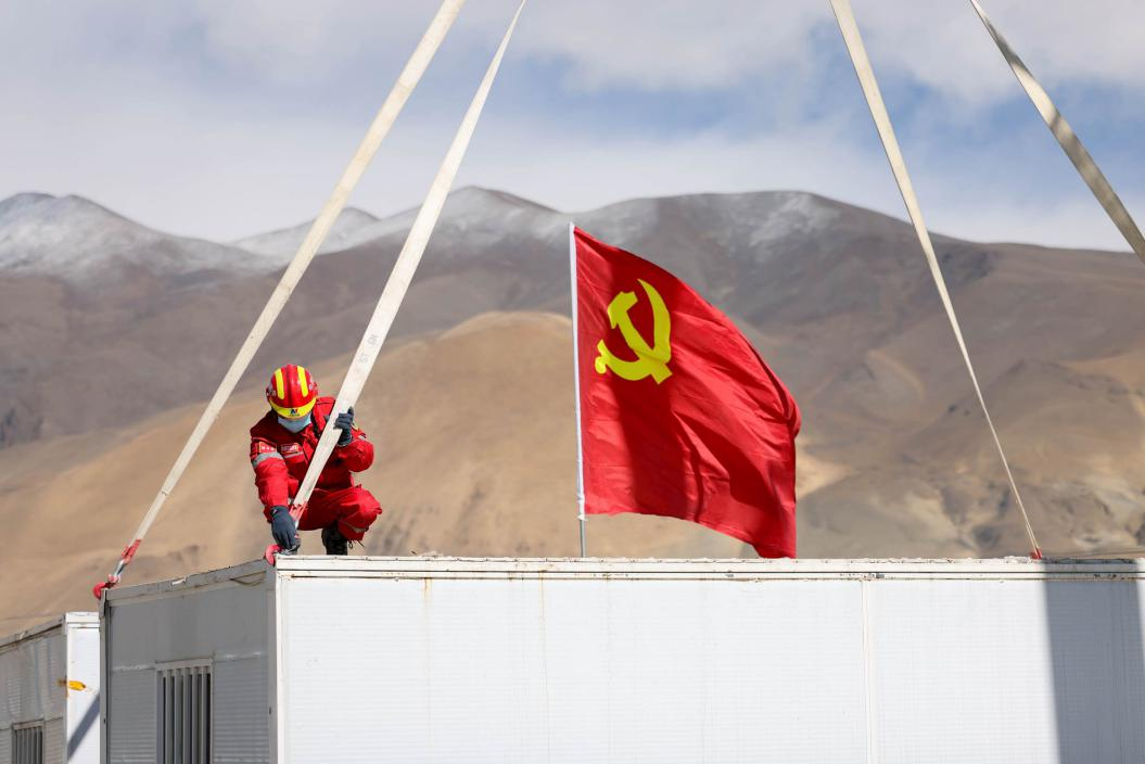 1月13日，定日縣長所鄉(xiāng)嘎布村安置點，中國安能三局成都基地支援震區(qū)的黨員突擊隊隊員在搭建活動板房。人民日報記者張武軍攝