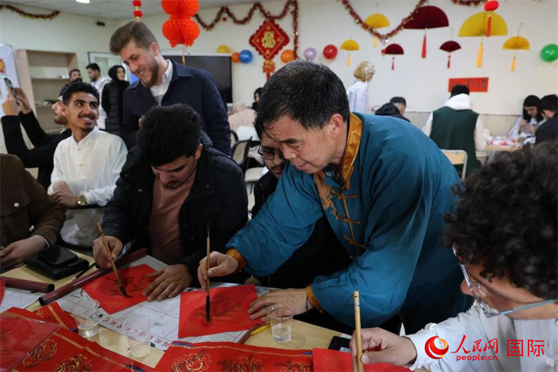 寫福字。人民網(wǎng)伊納斯·易卜拉欣攝