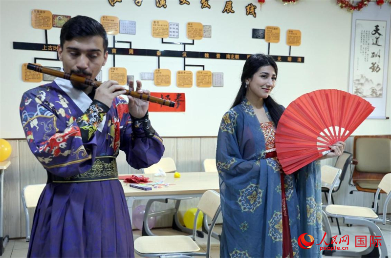 薩拉赫丁大學(xué)中文系學(xué)生們展示才藝。人民網(wǎng)伊納斯·易卜拉欣攝