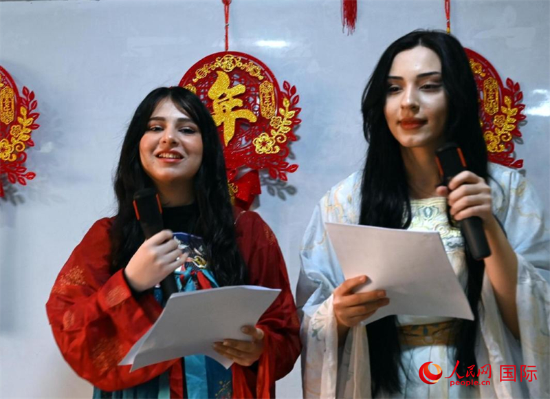 活動由中文系學(xué)生主持。人民網(wǎng)伊納斯·易卜拉欣攝