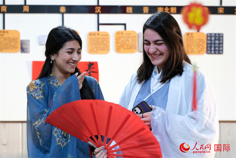 兩名參加活動的學(xué)生。人民網(wǎng)伊納斯·易卜拉欣攝