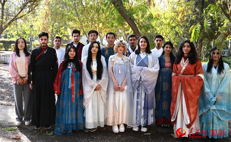 部分參加活動的師生合影。人民網(wǎng)伊納斯·易卜拉欣攝