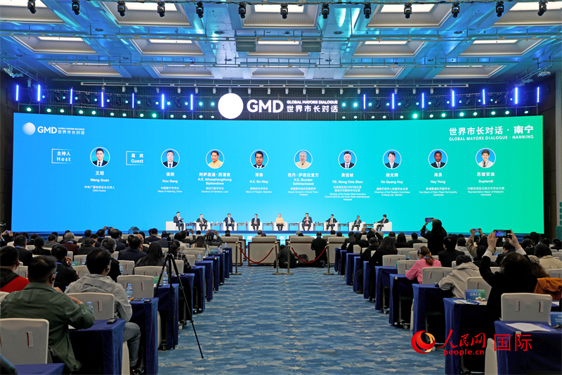 “世界市長(zhǎng)對(duì)話·南寧”活動(dòng)現(xiàn)場(chǎng)，中國(guó)和東盟國(guó)家多位市長(zhǎng)或代表參加座談分享。人民網(wǎng)記者趙益普攝
