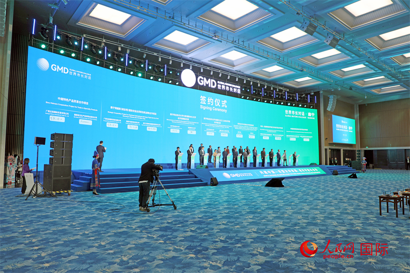 活動(dòng)現(xiàn)場(chǎng)舉行的中國(guó)同東盟國(guó)家交流合作項(xiàng)目簽約。人民網(wǎng)記者趙益普攝