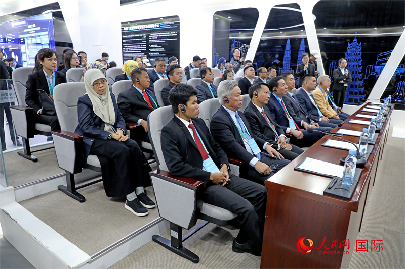 參加活動(dòng)的東盟國(guó)家市長(zhǎng)在中國(guó)—東盟新型智慧城市協(xié)同創(chuàng)新中心參觀調(diào)研。人民網(wǎng)記者 趙益普攝