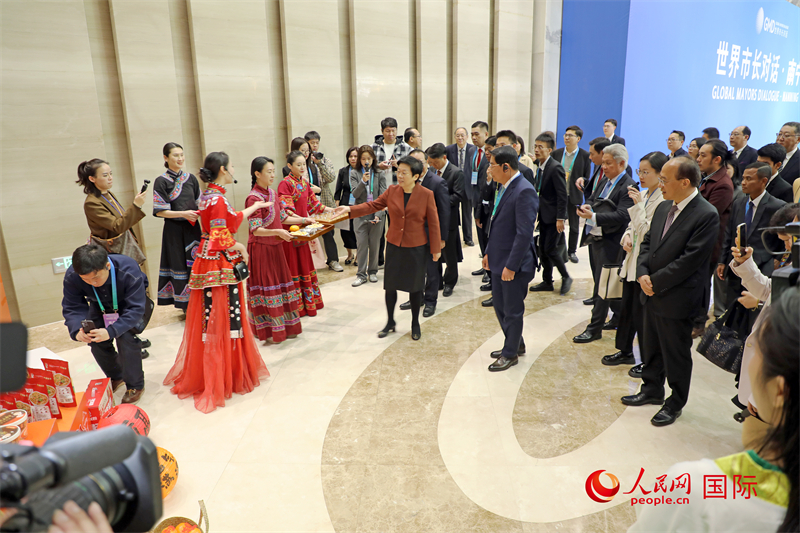 東盟國(guó)家市長(zhǎng)聽(tīng)取南寧特色茉莉花茶的講解。人民網(wǎng)記者 趙益普攝