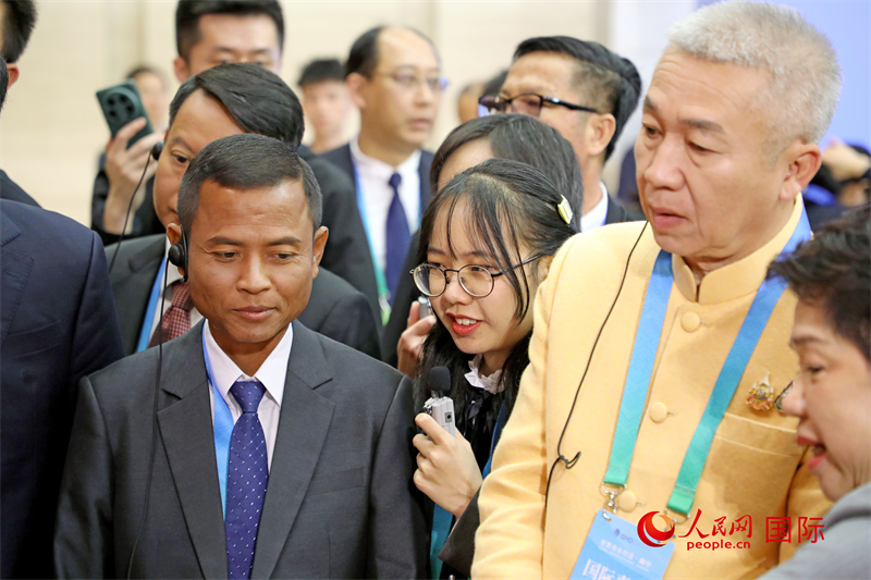 東盟國(guó)家市長(zhǎng)在觀看、體驗(yàn)?zāi)蠈幏沁z展示。人民網(wǎng)記者 趙益普攝