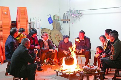 為討論蜜梨產(chǎn)業(yè)發(fā)展事宜，鸕鳥鎮(zhèn)開展“圍爐夜話”。資料圖片