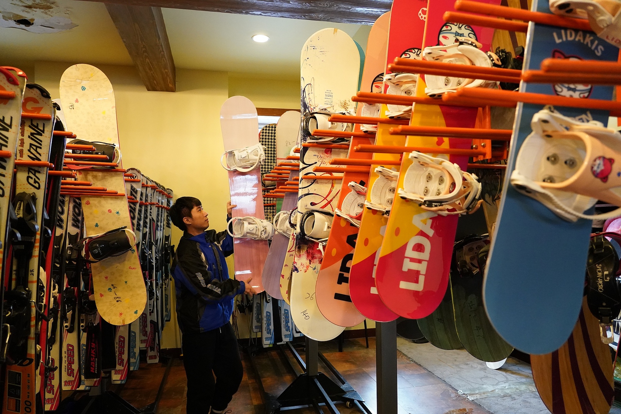 海拉爾滑雪場，工作人員在整理雪具