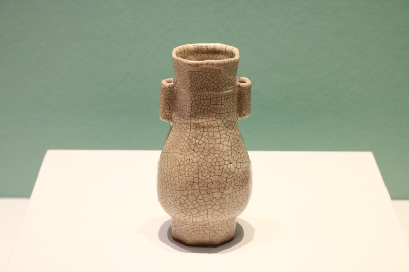 圖為故宮博物院藏宋代哥窯米黃釉貫耳瓶。