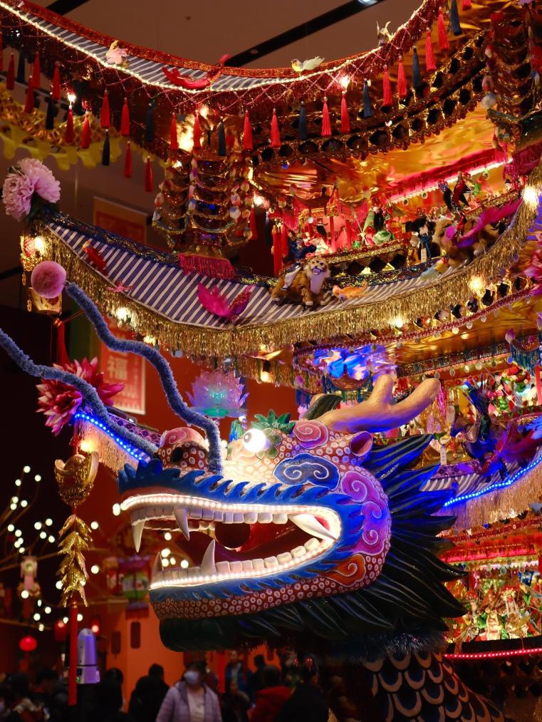 圖為“過年——春節(jié)主題展”中展出的浙江樂清首飾龍燈彩。