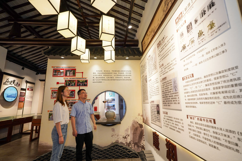 參觀者在蘇州市吳江區(qū)平望鎮(zhèn)廉潔教育基地鶯湖廉園內(nèi)參觀（2024年7月4日攝）。新華社記者 李博 攝