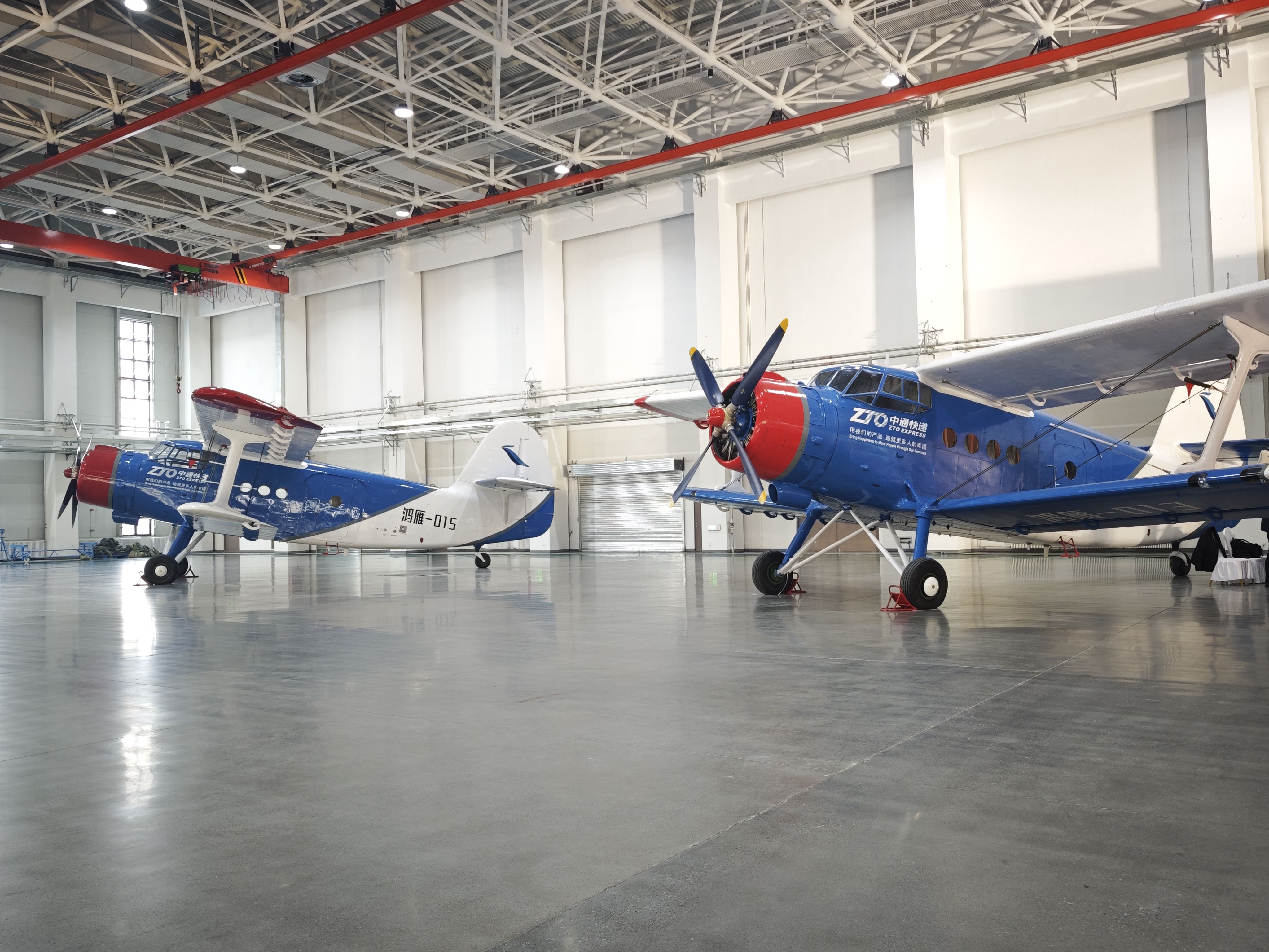 1月20日，停放在交付現(xiàn)場的大型無人機鴻雁（HY100）。新華社記者 茍立鋒 攝