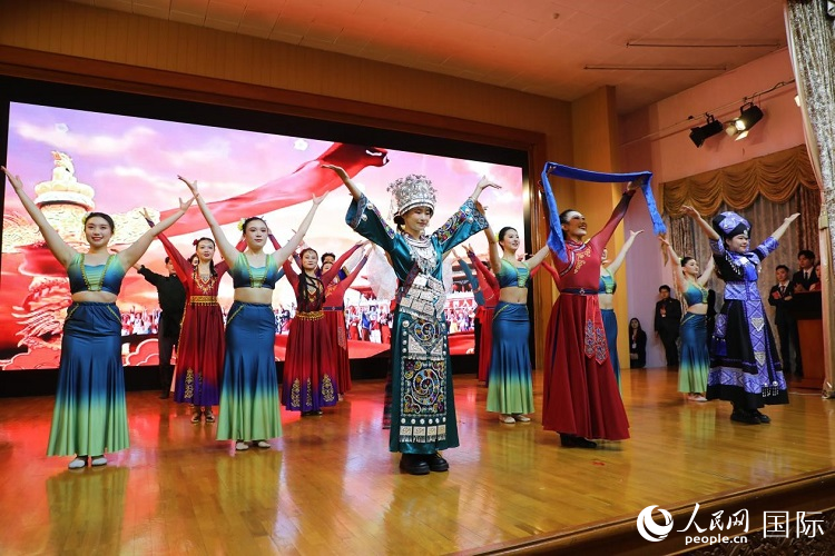 留俄學生進行民族舞表演。人民網(wǎng)記者 隋鑫攝