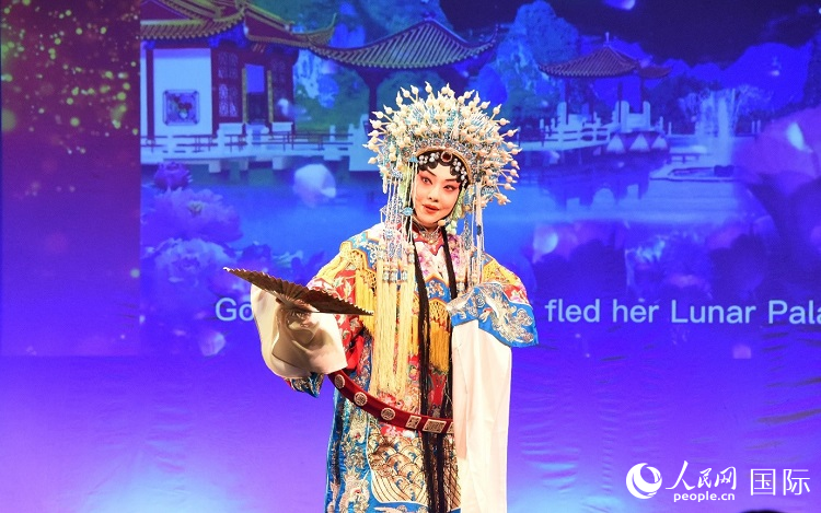 京劇經(jīng)典選段《貴妃醉酒》。人民網(wǎng)記者 殷淼攝