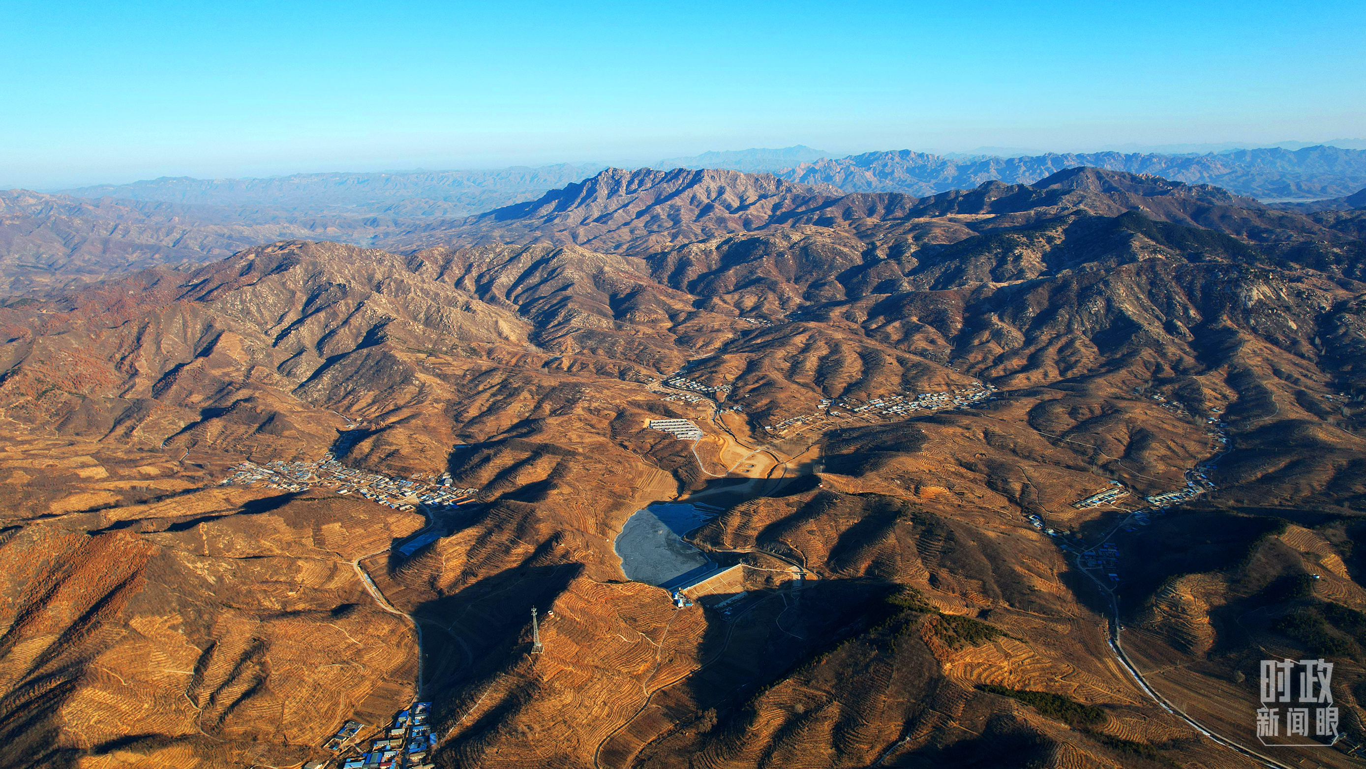 俯瞰祝家溝村。（總臺(tái)央視記者范凱拍攝）