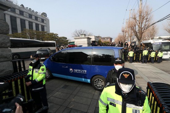  1月21日，尹錫悅乘坐的車輛進(jìn)入韓國(guó)首爾的憲法法院。新華社記者姚琪琳攝