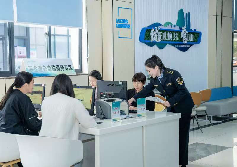 工作人員指導(dǎo)企業(yè)一次性完成信息填報(bào)。圖片來(lái)源：浙江衢州市市場(chǎng)監(jiān)督管理局