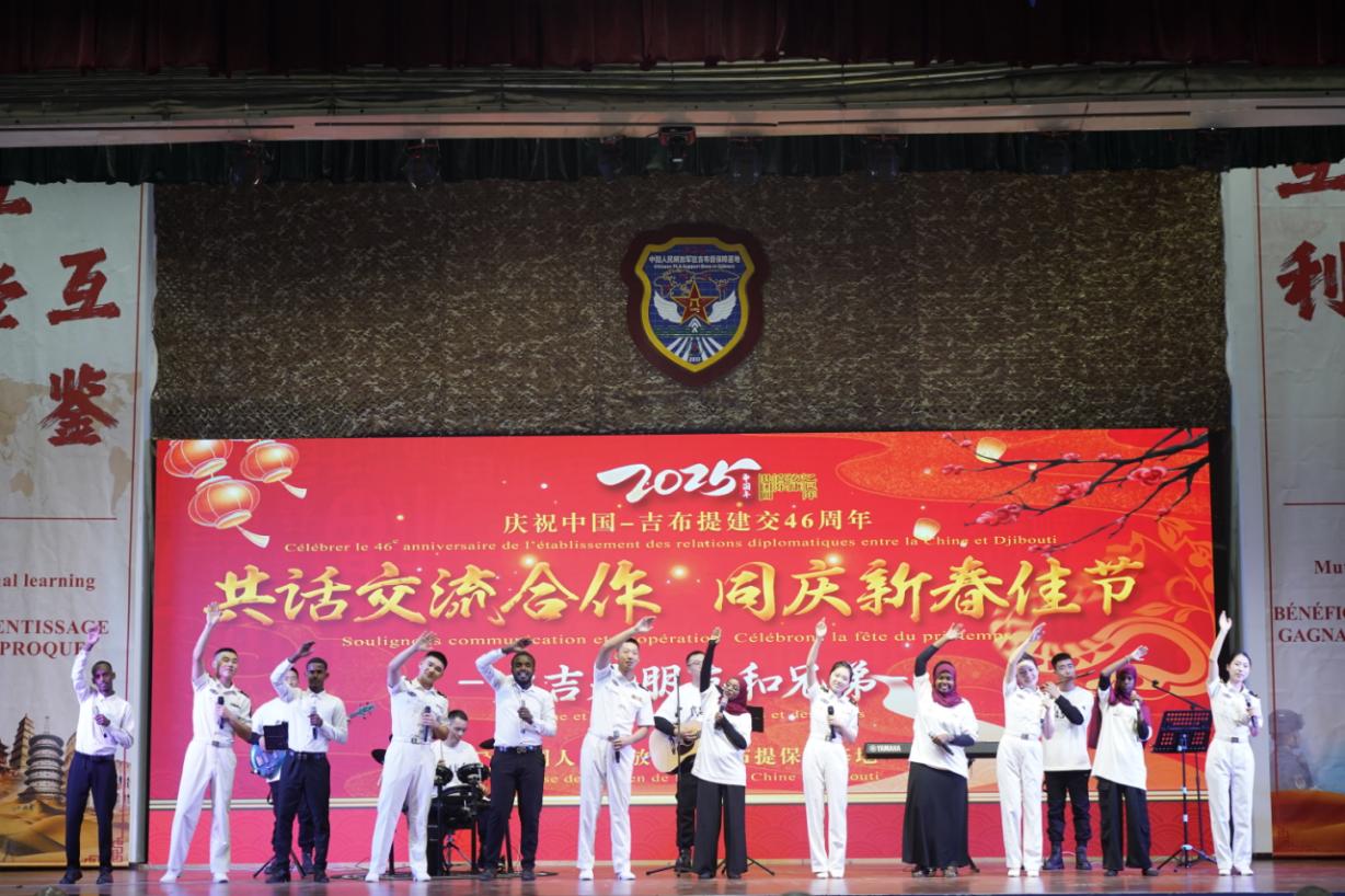 中吉兩國嘉賓合唱《友誼地久天長》。主辦方供圖