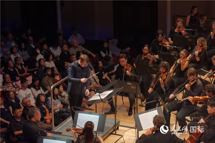 奧克蘭市政廳《空?！方豁懬莩霈F(xiàn)場。張波若攝