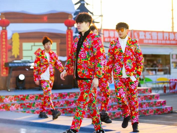 東北滑雪走秀現(xiàn)場。人民網(wǎng)記者 許維娜攝