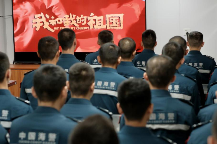 1月25日，中國海警海鷗艦組織艦上執(zhí)法員觀看紅色電影。