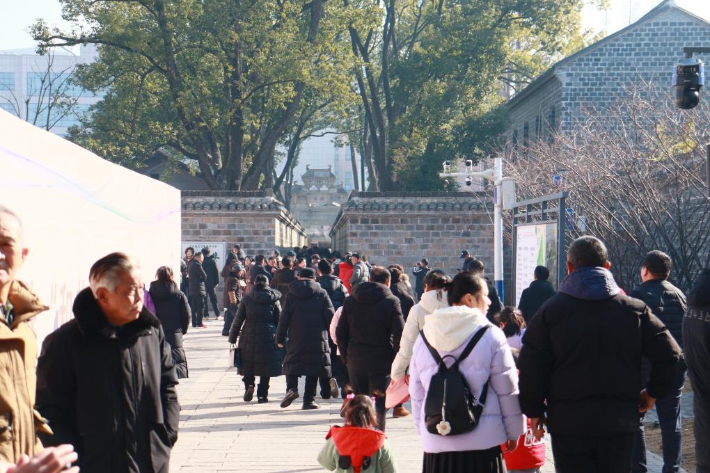 1月29日，游客在安徽省桐城市的六尺巷游覽。新華社記者 許諾 攝