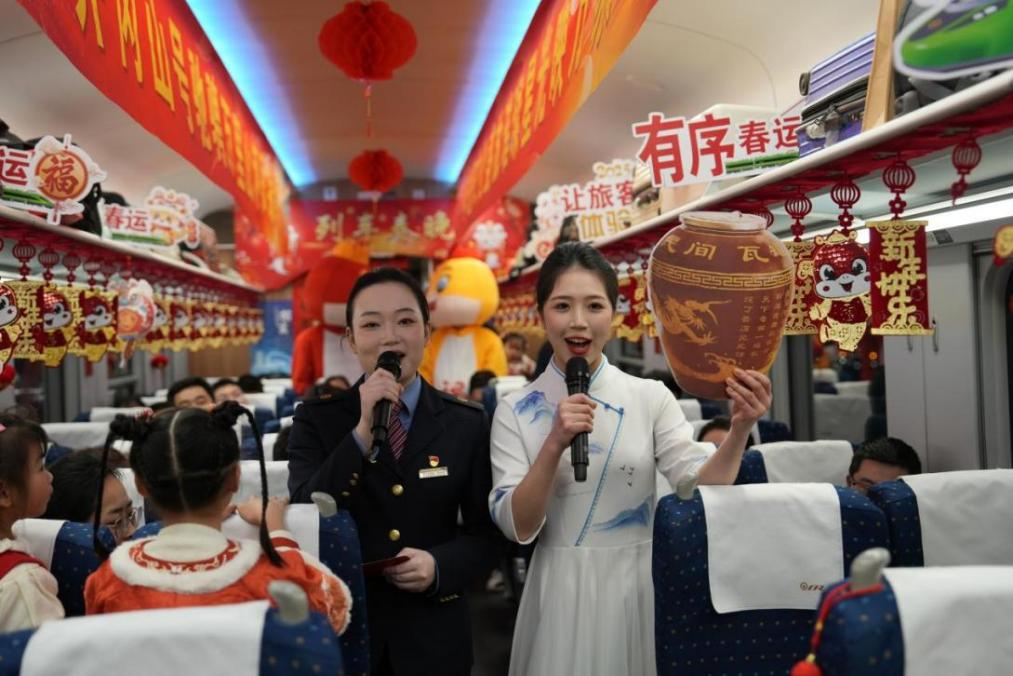 列車乘務(wù)員向旅客介紹江西美食——瓦罐湯。人民網(wǎng) 歐陽易佳攝