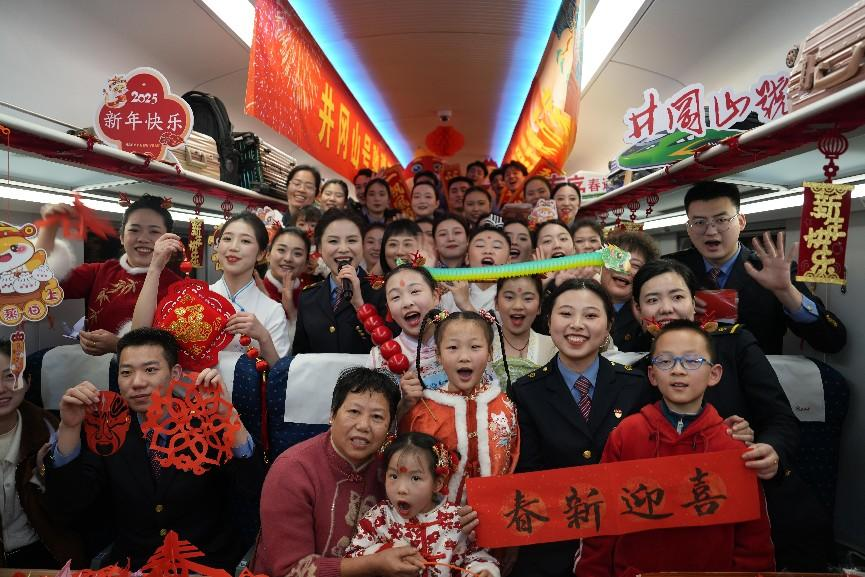 全體演職人員與旅客大合影。人民網(wǎng) 歐陽易佳攝